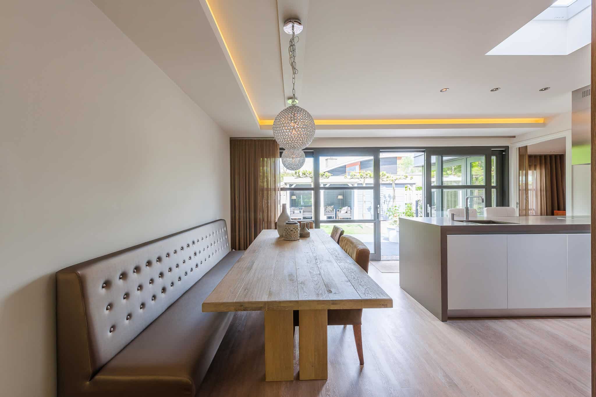 interieurarchitect ontwerp woonkamer wandbank keuken en lichtkoepel Wildenberg