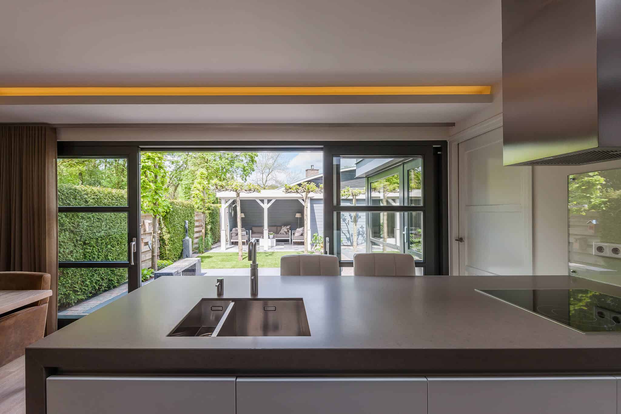 binnenhuisarchitect ontwerpt uitbouw met keuken en schuifpui Wildenberg interieur design