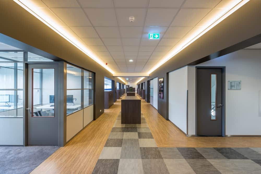 Wildenberg interieurarchitectuur Stan ontwerpt kantoor Stork Thermeq gaanderij met indirecte verlichting
