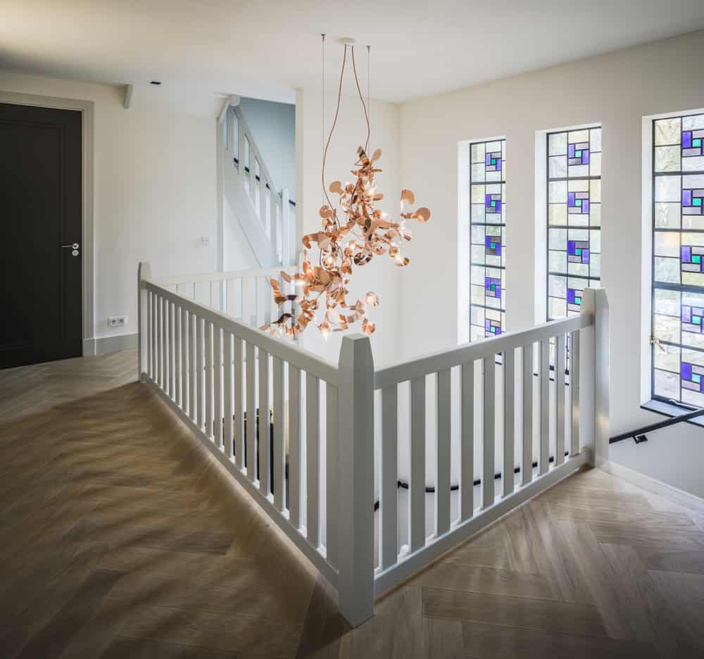 Klooster villa interieur hal kroonluchter glas in lood