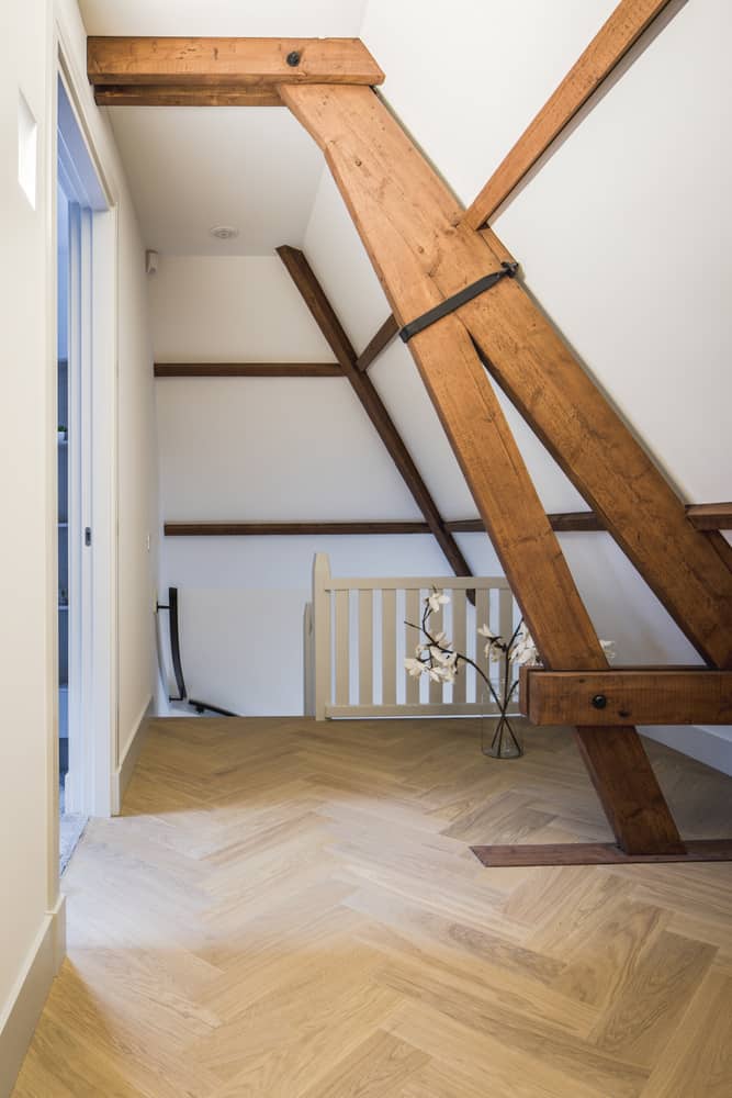 Kloostervilla interieur zolder met originele details en trap naar beneden