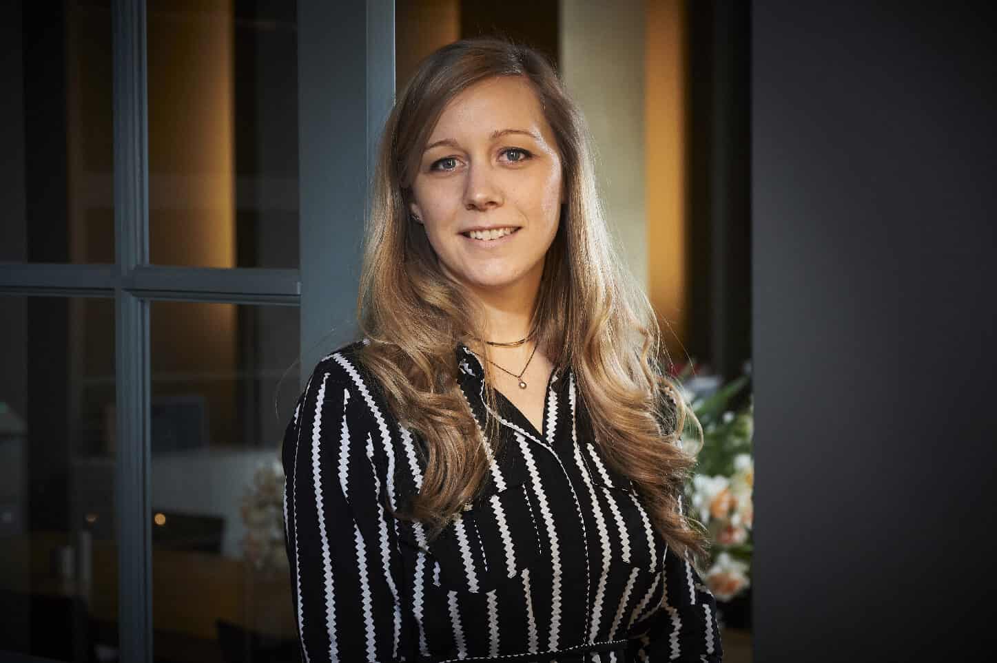 Wildenberg Nanine voor de deur Stan kantoor portret fotograaf Stefan Ammerlaan