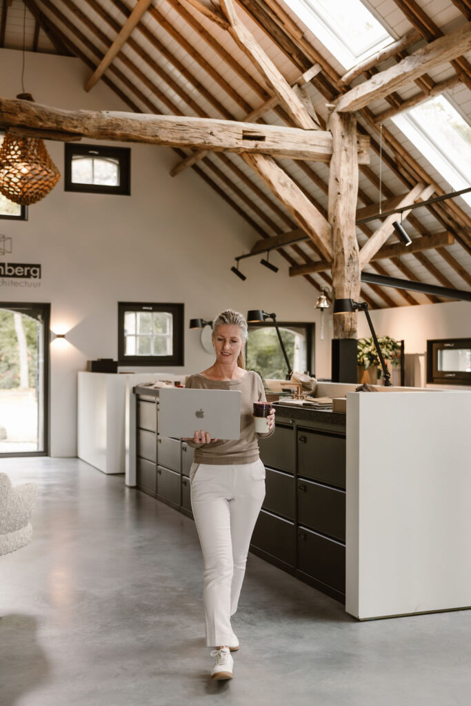 Wildenberg interieurarchitect interiorarchitect Linda van den Wildenberg kantoor laptop Apple Mac Book Baanbeelden
