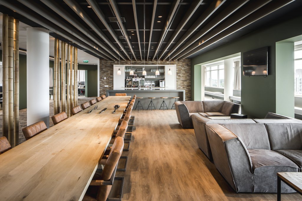 Wildenberg interieurarchitectuur Stan ontwerpt kantoor Klap met tafel en lounge zithoek lange eettafel