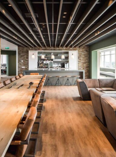 Wildenberg interieurarchitectuur Stan ontwerpt kantoor Klap met tafel en lounge zithoek lange eettafel