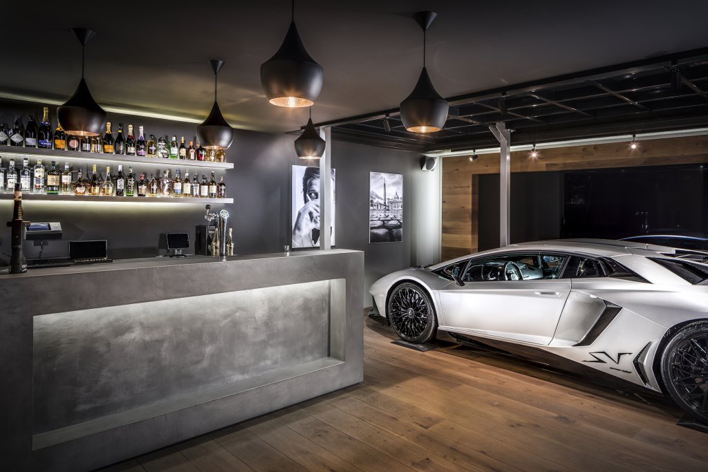 Bar met goede whisky met een lambourghini op de achtergrond en Tom Dickson lampen