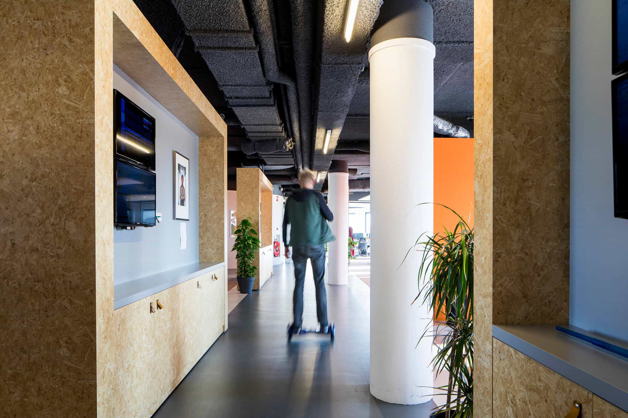 Interieurarchitect Wildenberg ontwerpt hoofdkantoor Infi gaanderij scrumwand