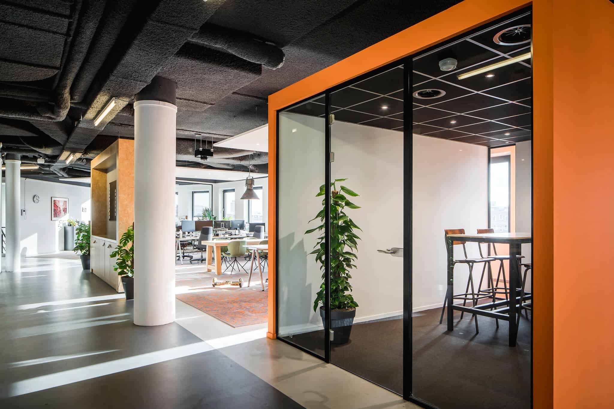 Interieurarchitect Wildenberg ontwerpt hoofdkantoor Infi overlegruimte