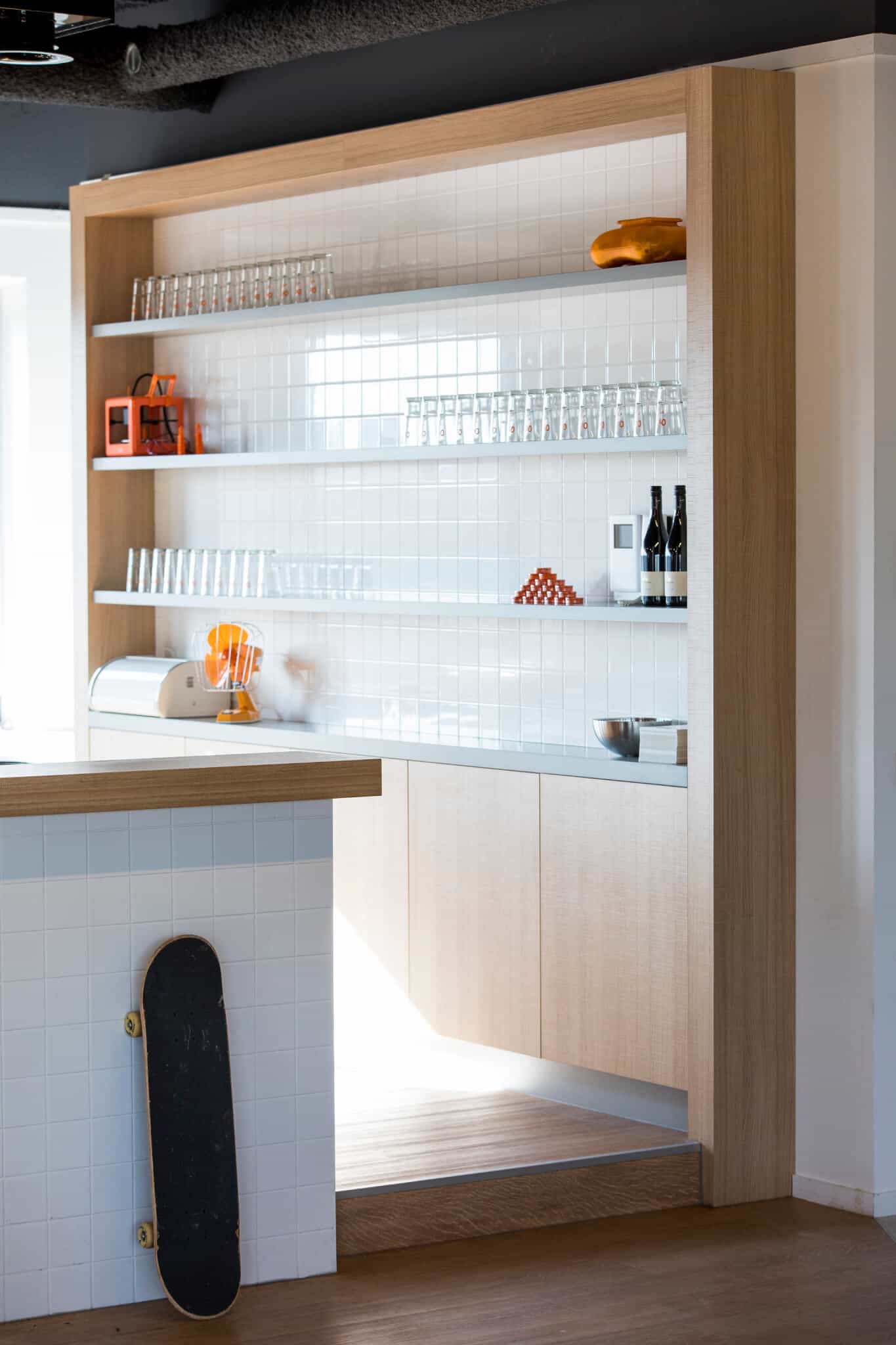 Interieurarchitect Wildenberg ontwerpt hoofdkantoor Infi pantry bedrijfsrestaurant keuken op maat skateboard