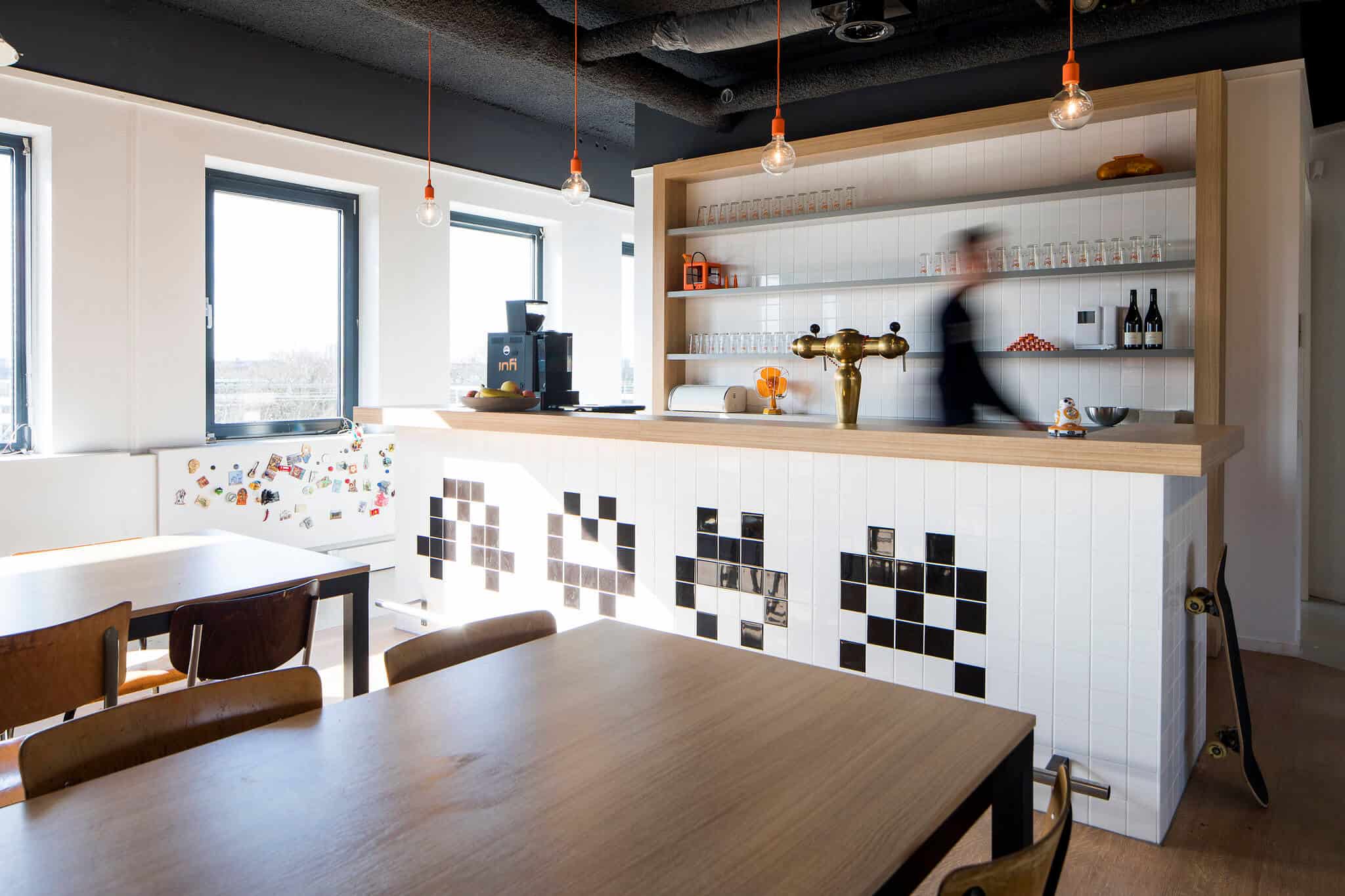 Interieurarchitect Wildenberg ontwerpt hoofdkantoor Infi pantry bedrijfsrestaurant met persoon