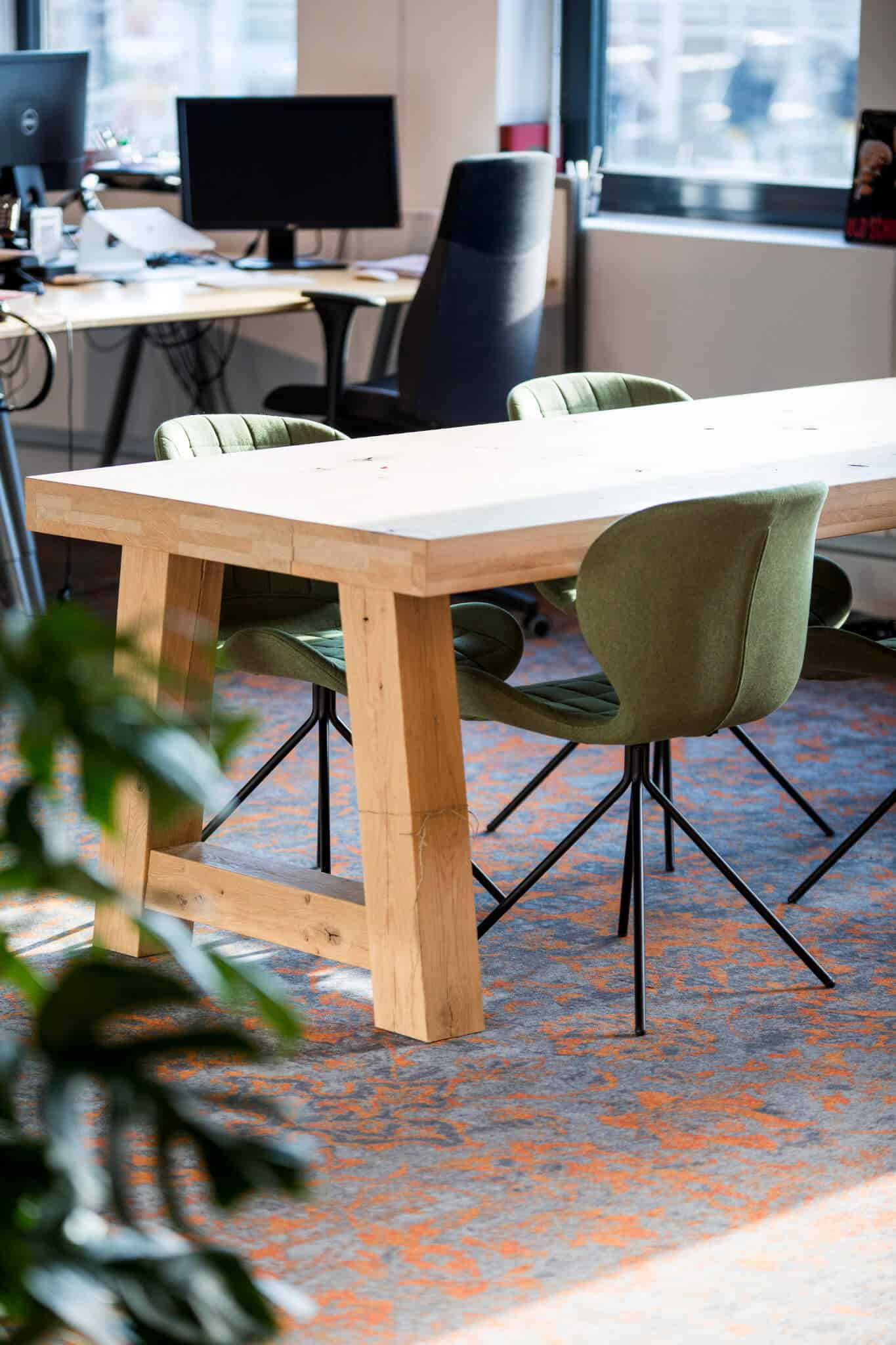 Interieurarchitect Wildenberg ontwerpt hoofdkantoor Infi tafel met stoelen