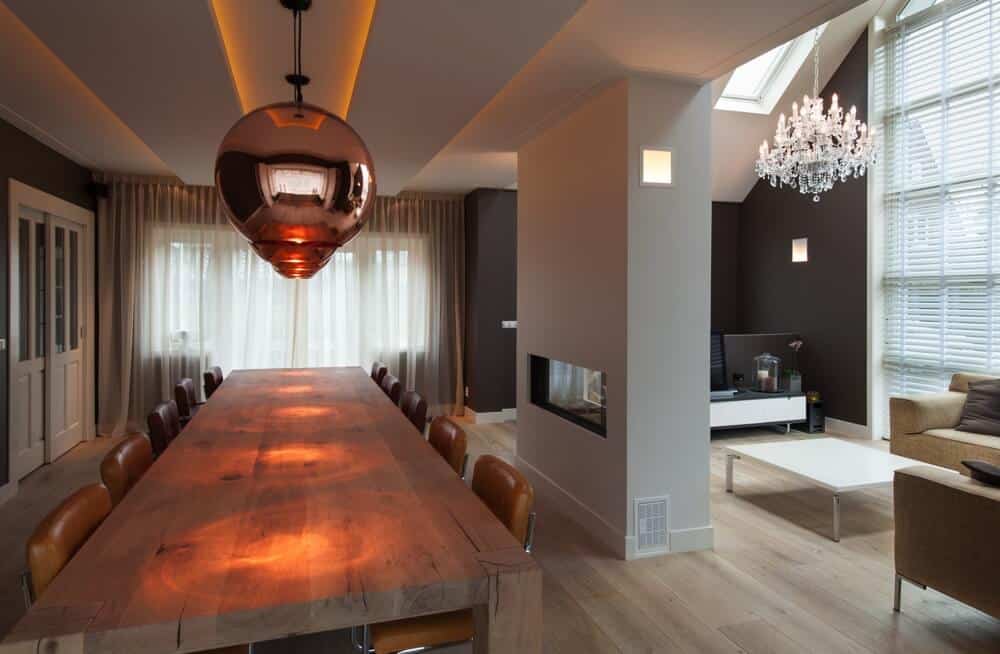 interieurarchitect Stan van den Wildenberg ontwerpt aanbouw met dakramen, lange tafel en kroonluchter.