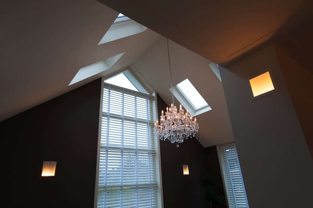 interieurarchitect Stan van den Wildenberg ontwerpt aanbouw met dakramen, licht armaturen en kroonluchter.
