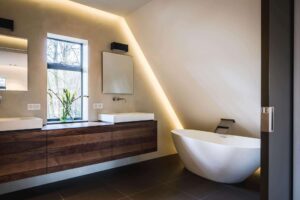 interieurarchitect Stan van den Wildenberg ontwerpt badkamer met indirecte verlichting en ligbad