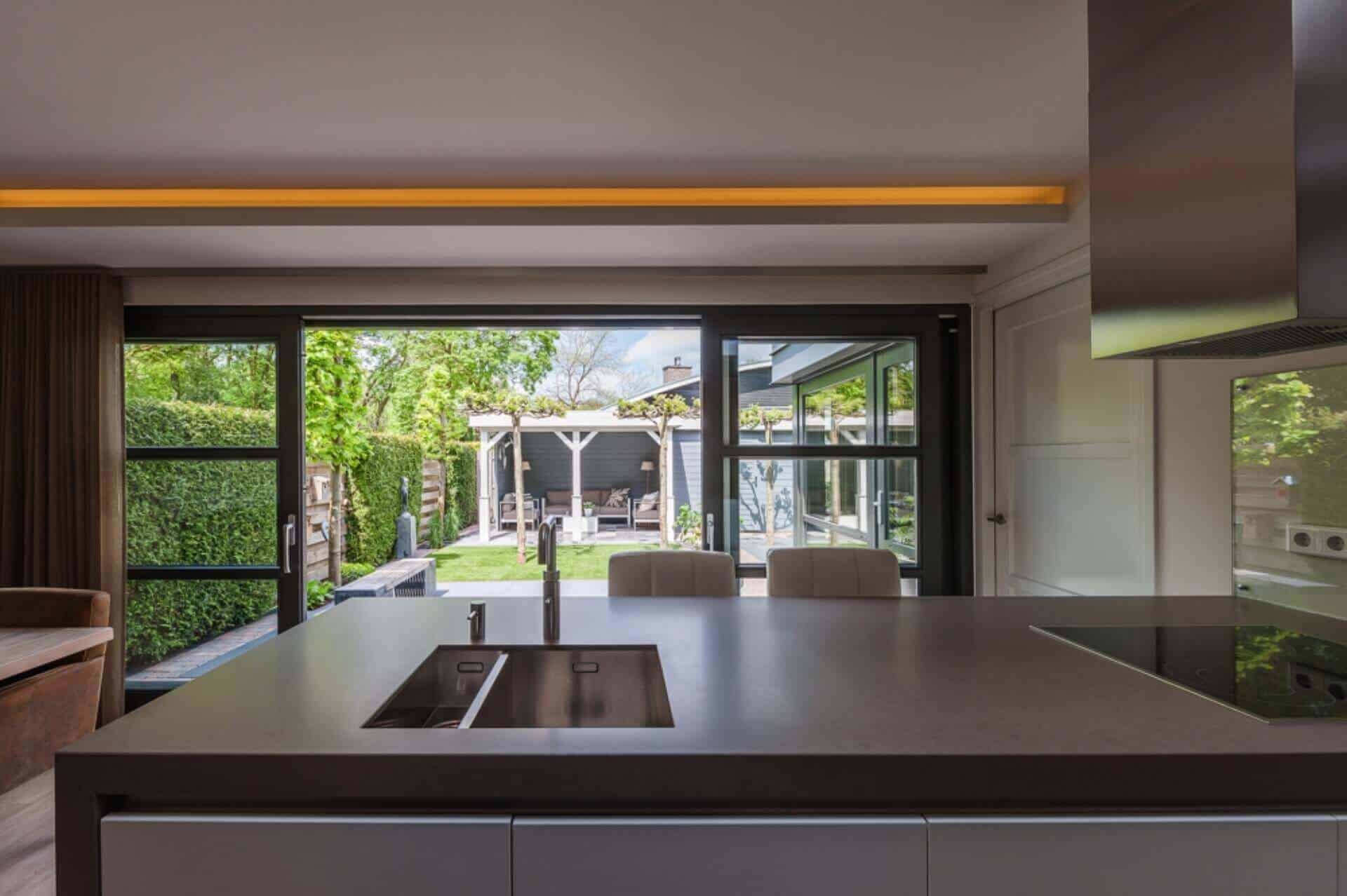 interieurarchitect Stan van den Wildenberg ontwerpt keuken met indirecte verlichting