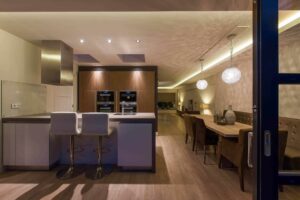 interieurarchitect Stan van den Wildenberg ontwerpt woonkamer met indirecte verlichting en kroonluchters