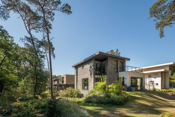 Stan van den Wildenberg ontwerpt bos villa achterzicht vanaf linker hoek