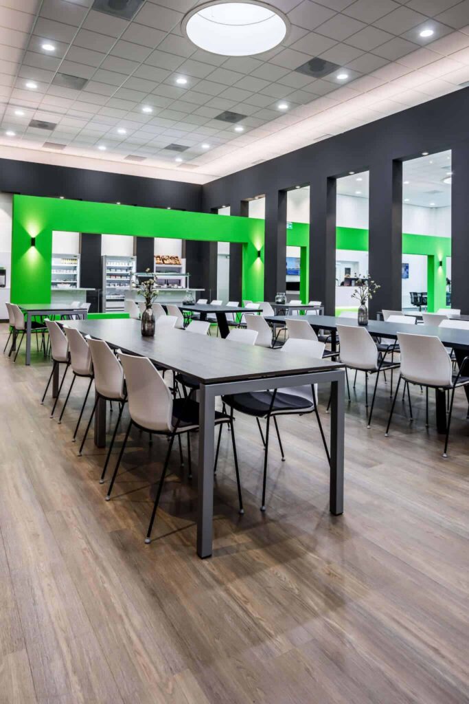 interieur architect Stan van den Wildenberg ontwerpt bedrijsrestaurant voor Dimension Data Nederland in Amersfoort met 5 meter hoge schuifdeur open
