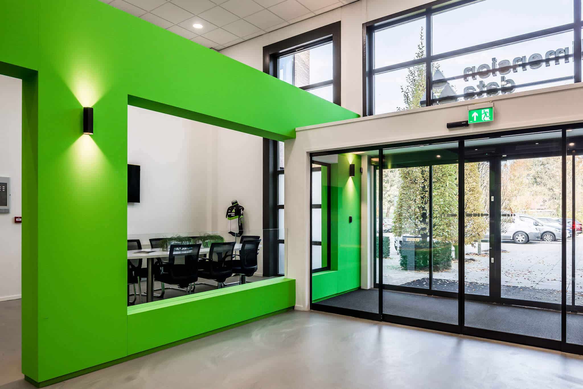 interieur architect Stan van den Wildenberg ontwerpt kantoor Dimension Data Nederland in Amersfoort entree met glazen schuifdeuren