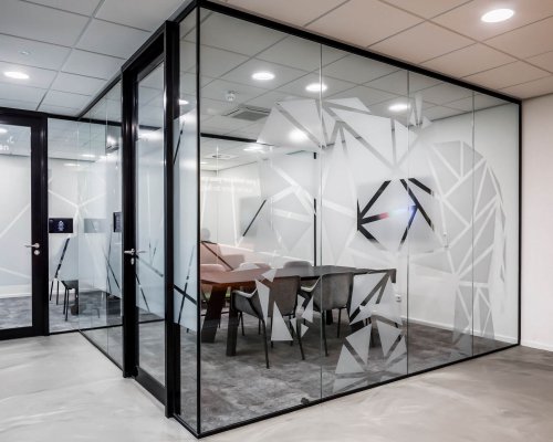 interieurarchitect Stan van den Wildenberg ontwerpt kantoor Dimension Data Nederland in Amersfoort.met systeemwanden met glas en stickers interieurarchitect Stan van den Wildenberg ontwerpt kantoor Dimension Data Nederland in Amersfoort.met systeemwanden met glas en stickers