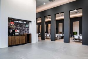 interieurarchitect Stan van den Wildenberg ontwerpt pentry met Starbucks koffiecorner en vloer Concreet van Desso voor Dimension Data Nederland in Amersfoort