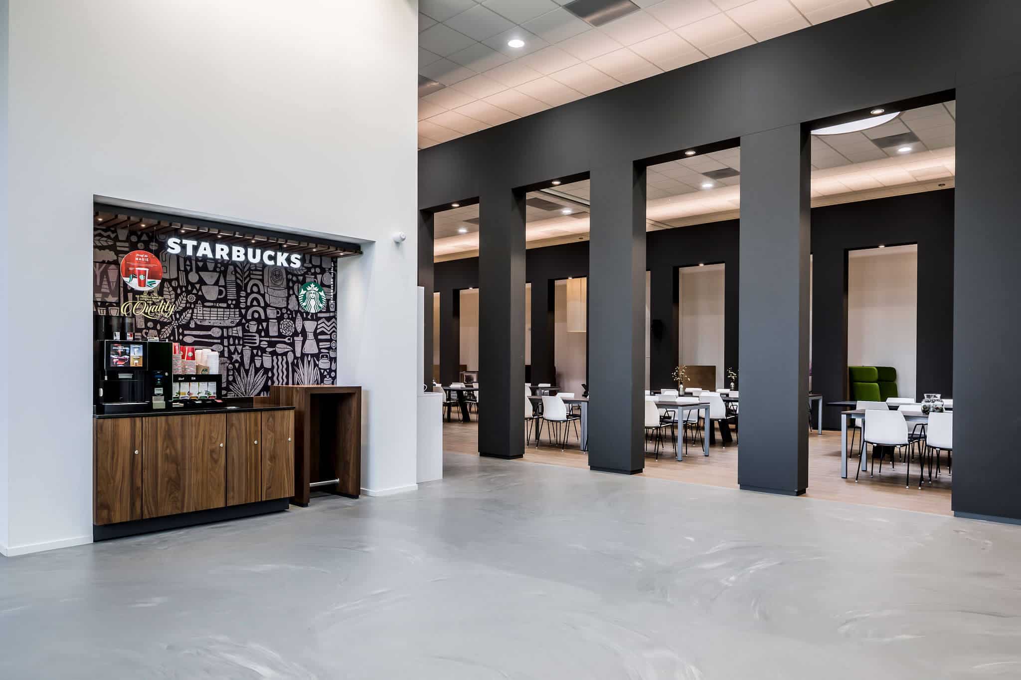 interieurarchitect Stan van den Wildenberg ontwerpt pentry met Starbucks koffiecorner en vloer Concreet van Desso voor Dimension Data Nederland in Amersfoort
