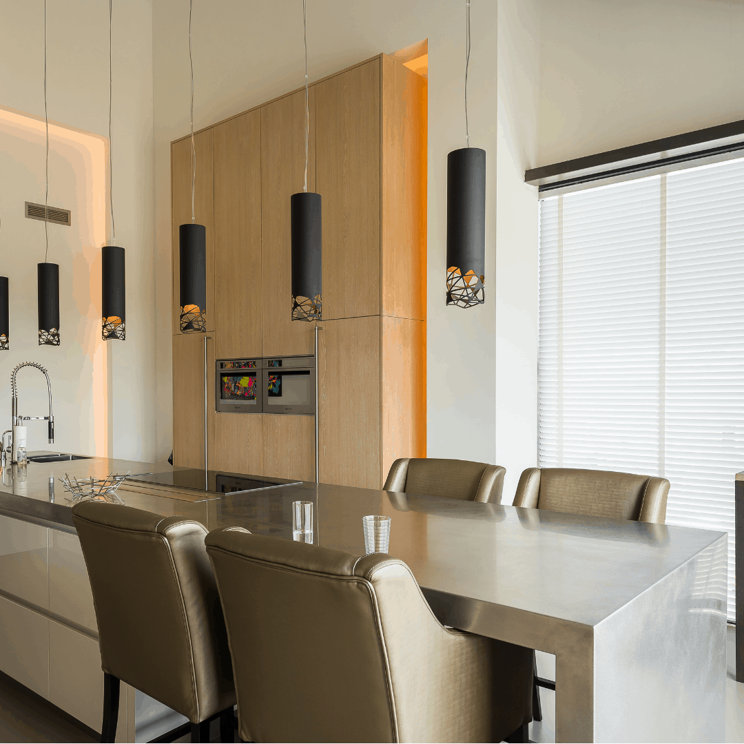 interieurarchitect Stan van den Wildenberg ontwerpt interieur voor loft appartement met keuken eiland van en inbouw apparatuur Voortman met indirecte verlichting