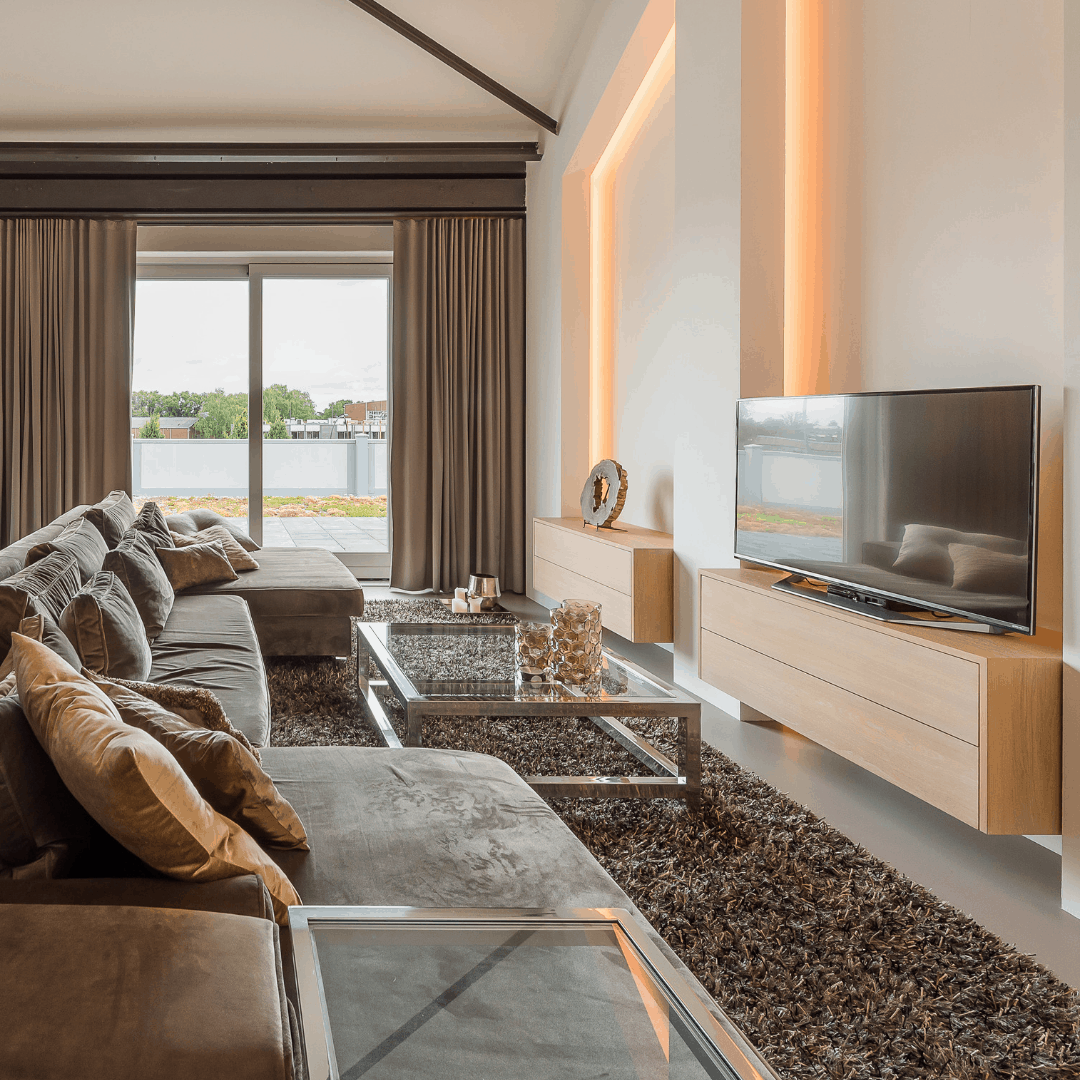 interieurarchitect Stan van den Wildenberg ontwerpt interieur voor loft appartement met tv meubel van Mentofix en indirecte verlichting Prinsen Bouw en bank en kleed