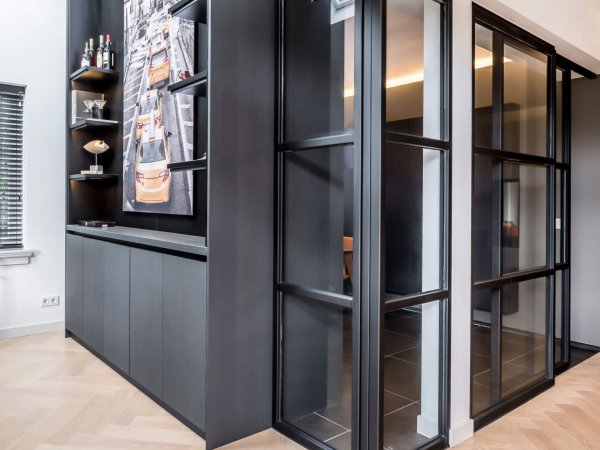 binnenhuisarchitect Wildenberg ontwerp interieur kast op maat indirect licht entree met stalen deur binnenhuisarchitect Wildenberg ontwerp interieur kast op maat indirect licht entree met stalen deur