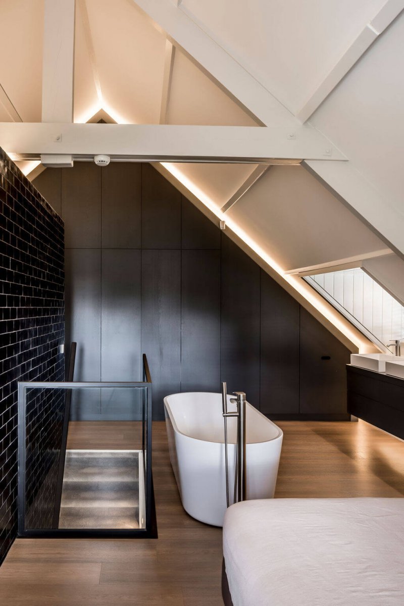 binnenhuisarchitect Wildenberg ontwerp slaapkamer zolder met bad TV en dressoir tegels van Piet Boon binnenhuisarchitect Wildenberg ontwerp slaapkamer zolder met bad TV en dressoir tegels van Piet Boon