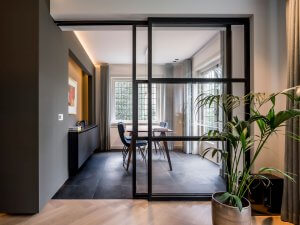 binnenhuisarchitect Wildenberg ontwerp woonkamer met stalen schuifdeur en dressoir