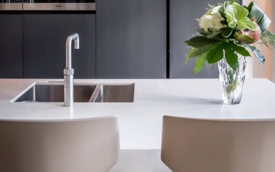 binnenhuisarchitect Wildenberg ontwerpt keuken met kookeiland en bar met barkrukken binnenhuisarchitect Wildenberg ontwerpt keuken met kookeiland en bar met barkrukken