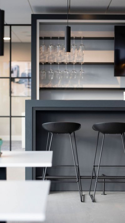 binnenhuisarchitect ontwerp kantoor hanglamp Gispen barkrukken Hay systeemwand Planeffect gietvloer Sika interieurdesign Wildenberg binnenhuisarchitect ontwerp kantoor hanglamp Gispen barkrukken Hay systeemwand Planeffect gietvloer Sika interieurdesign Wildenberg
