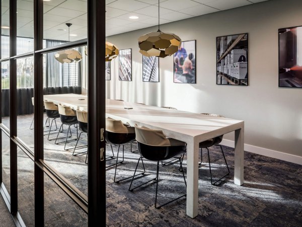 binnenhuisarchitect ontwerp kantoor hanglamp Gispen stoelen Gispen systeemwand Planeffect vloerbedekking Modulyss interieurdesign Wildenberg binnenhuisarchitect ontwerp kantoor hanglamp Gispen stoelen Gispen systeemwand Planeffect vloerbedekking Modulyss interieurdesign Wildenberg