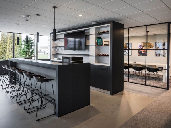 binnenhuisarchitect ontwerp kantoor met pantry Hay barkruk kokerlamp Maretti interieurdesign van Wildenberg binnenhuisarchitect ontwerp kantoor met pantry Hay barkruk kokerlamp Maretti interieurdesign van Wildenberg