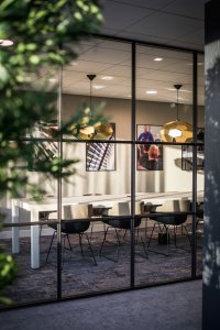 binnenhuisarchitect ontwerp kantoor met pantry barkruk Hay kokerlamp Gispen interieurdesign van Wildenberg