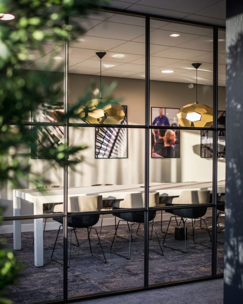 binnenhuisarchitect ontwerp kantoor met pantry barkruk Hay kokerlamp Gispen interieurdesign van Wildenberg binnenhuisarchitect ontwerp kantoor met pantry barkruk Hay kokerlamp Gispen interieurdesign van Wildenberg