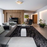 interieurarchitect Stan Wildenberg ontwerp interieur woonkamer living stalen schuifdeuren houten wanden karpet servieskast hanglampen gietvloer karpet