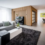 interieurarchitect Stan Wildenberg ontwerp interieur woonkamer living stalen schuifdeuren houten wanden karpet servieskast hanglampen gietvloer karpet
