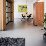 interieurarchitect Stan Wildenberg ontwerp interieur woonkeuken hoek stalen schuifdeuren houten wanden karpet servieskast hanglampen houten wanden gietvloer