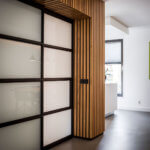 interieurarchitect Stan Wildenberg ontwerp interieur woonkeuken hoek stalen schuifdeuren Bulthaup houten wanden