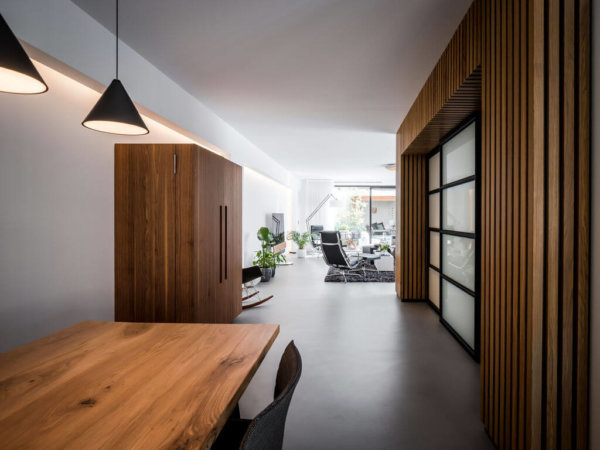 interieurarchitect Stan Wildenberg ontwerp interieur woonkamer indirecte verlichting houten wand stalen deuren gietvloer interieurarchitect Stan Wildenberg ontwerp interieur woonkamer indirecte verlichting houten wand stalen deuren gietvloer