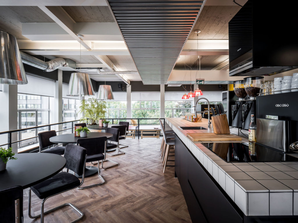 interieurarchitect ontwerpt kantoor Newpublic bedrijfsrestaurant Bacchi Quooker Siemens Ascaso Etna