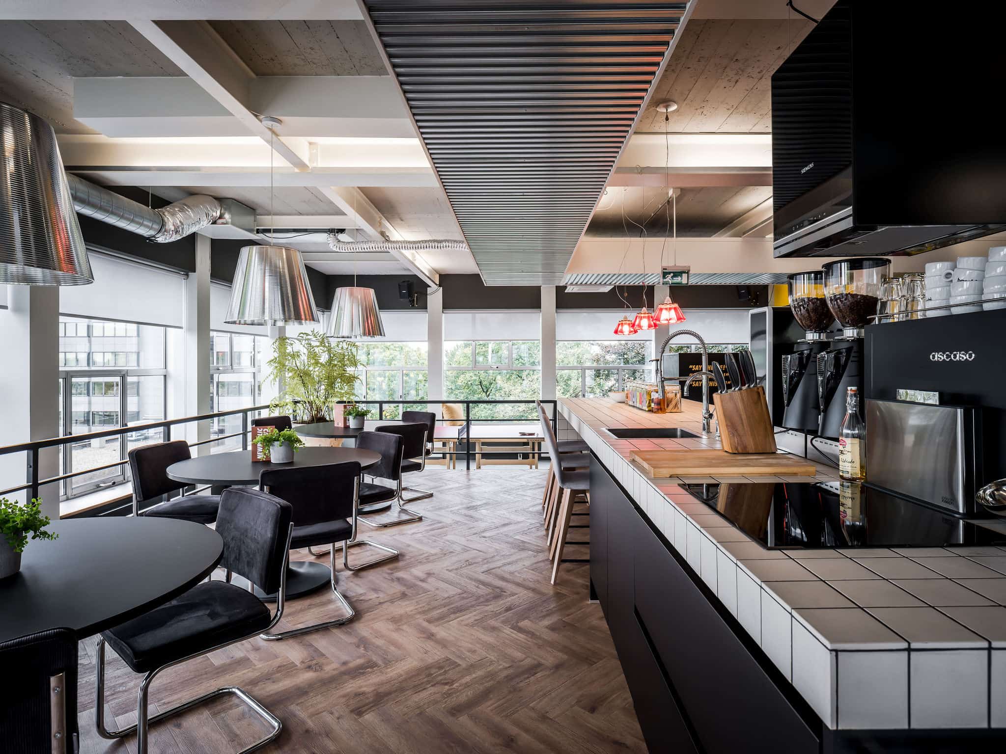 interieurarchitect ontwerpt kantoor Newpublic bedrijfsrestaurant Bacchi Quooker Siemens Ascaso Etna