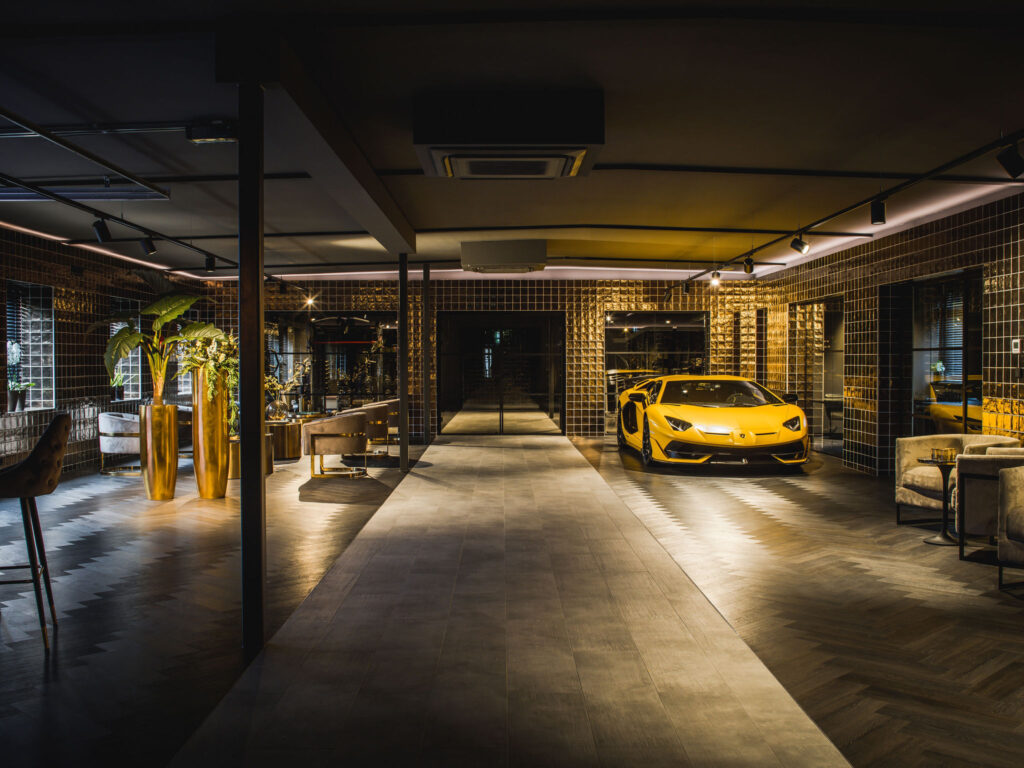 interieurarchitect interiorarchitect Wildenberg officedesign hospitalityinteriors officeinspiration kantoorontwerp officeinterior Peter Baas business lounge gouden plantpot Lamborghini