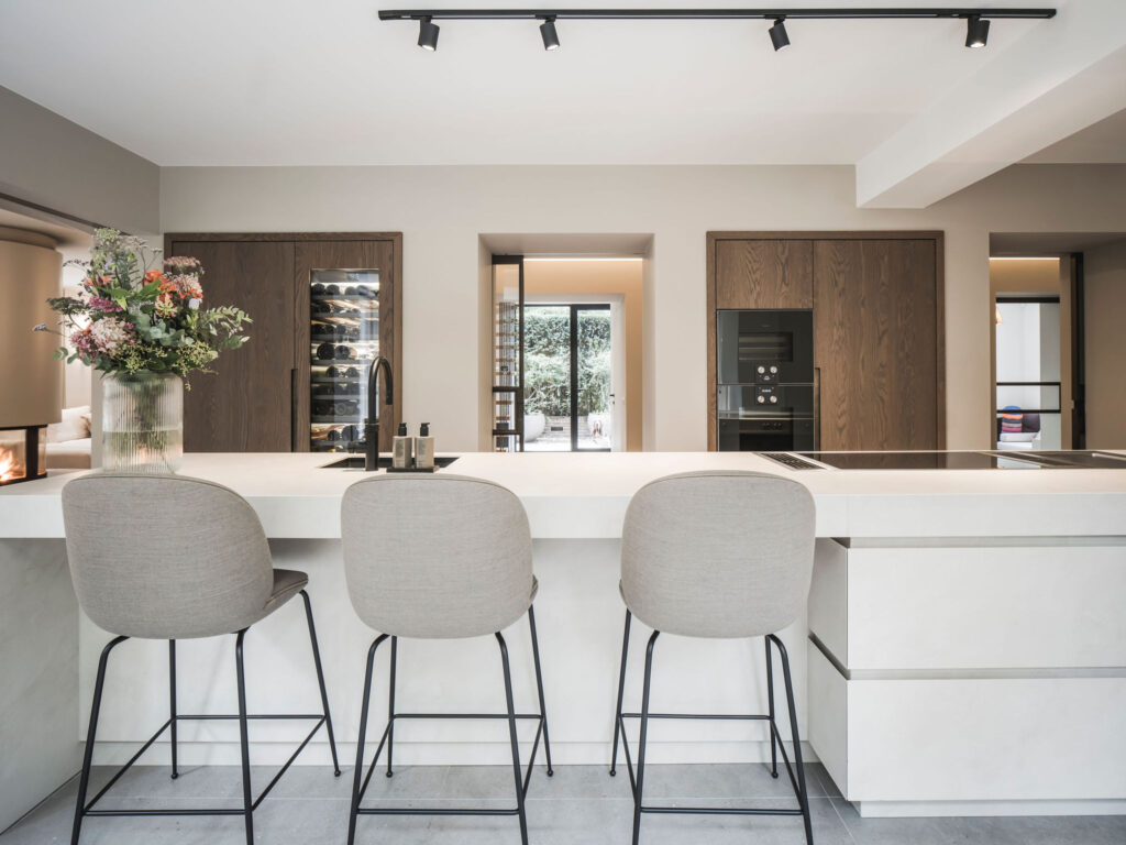 Interieurarchitect Stan Wildenberg Peter Baas sereen wonen kruk bar schuifdeur