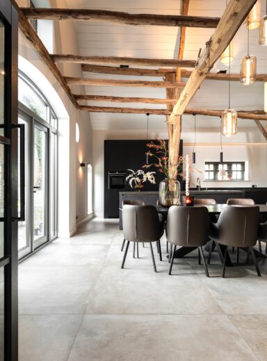 interieurarchitect interiorarchitect Wildenberg exclusief interieur binnenhuisarchitect interieurinspiratie verbouwing woonboerderij vaas tafel
