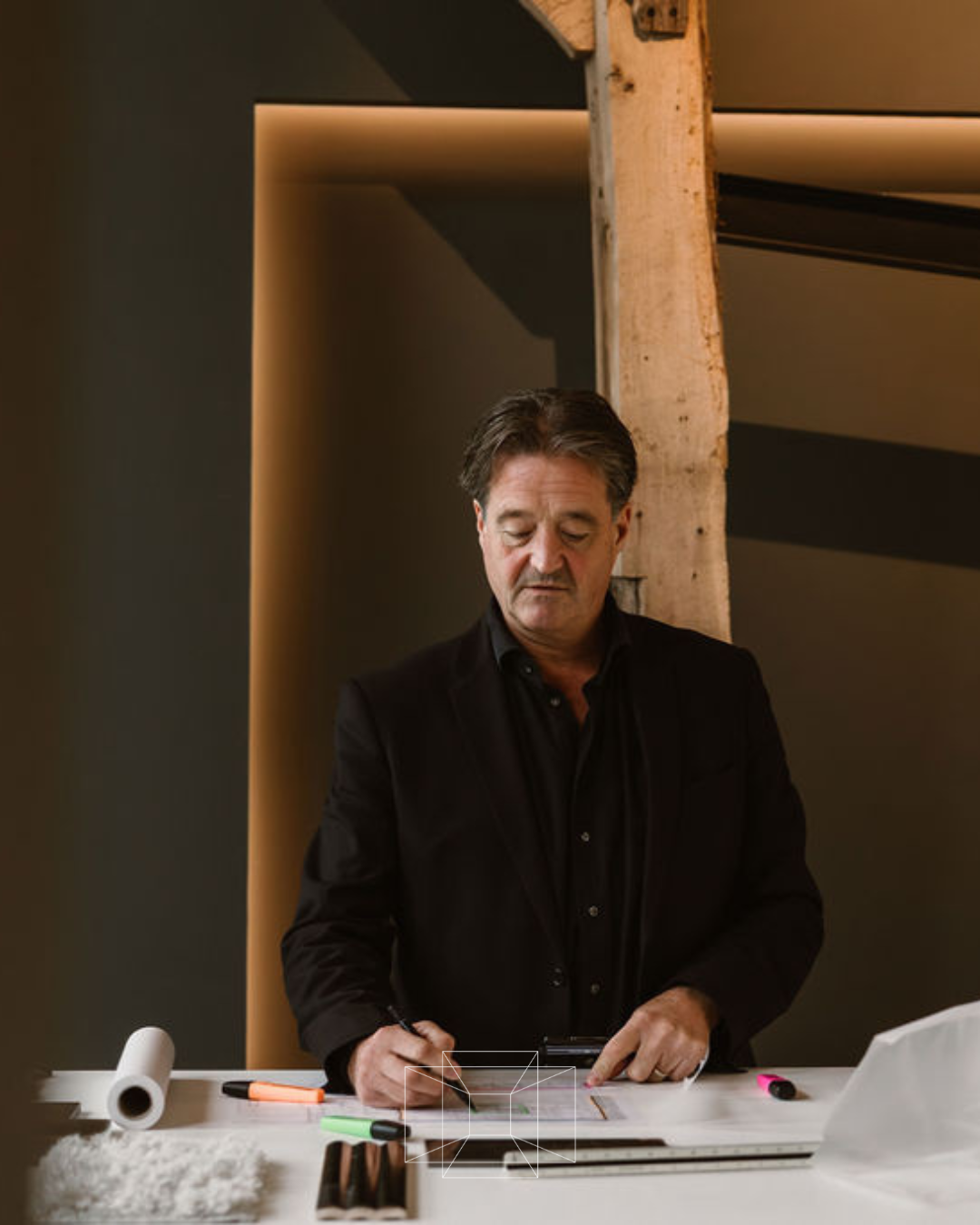 interieurarchitect interiorarchitect Wildenberg kantoor Baanbeelden materialen Stan tekent hoge tafel