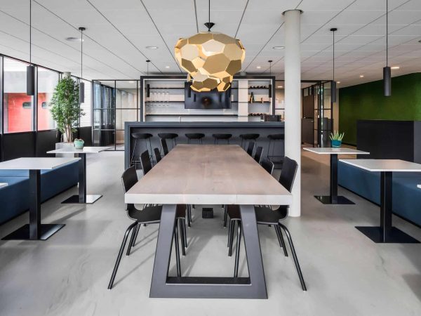 binnenhuisarchitect ontwerp bedrijfsrestaurant hanglamp Gispen stoelen Gispen systeemwand Planeffect gietvloer Sika barkruk Hay interieurdesign Wildenberg binnenhuisarchitect ontwerp bedrijfsrestaurant hanglamp Gispen stoelen Gispen systeemwand Planeffect gietvloer Sika barkruk Hay interieurdesign Wildenberg