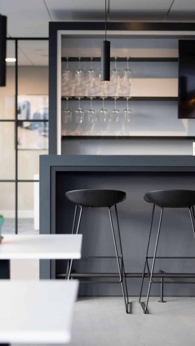 binnenhuisarchitect ontwerp kantoor hanglamp Gispen barkrukken Hay systeemwand Planeffect gietvloer Sika interieurdesign Wildenberg binnenhuisarchitect ontwerp kantoor hanglamp Gispen barkrukken Hay systeemwand Planeffect gietvloer Sika interieurdesign Wildenberg